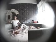 时尚气质范短裤美女和眼镜男在酒店床上边蹦边录,玩嗨后2人脱光衣服激情啪啪,临走时又把女的按倒操了一次!