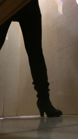 商场厕拍系列 妹子的小内内还挺萌的