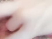 邻家小美眉芊芊黑丝诱惑，指奸骚逼淫水很多呻吟浪叫不止想被哥哥的大鸡巴干