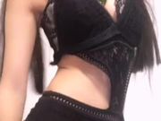 黑丝情趣长腿姑娘露脸女神级大秀，粗长黄瓜抽插阴道爆菊淫声浪语不断，手抠到高潮，鸡巴进去会不会断