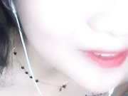 手机直播福利之头牌柳诗诗，露脸美少妇开档黑丝情趣内衣，道具抽插浪叫表情骚浪，白浆流出