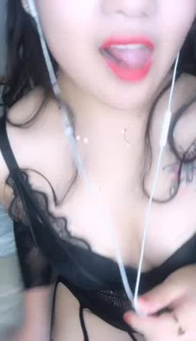 手机直播福利之头牌柳诗诗，露脸美少妇开档黑丝情趣内衣，道具抽插浪叫表情骚浪，白浆流出