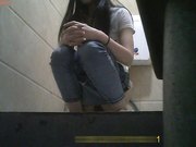 外站流出国内娱乐场所女厕偷拍小姐意见很大唠叨这是女厕门关不上