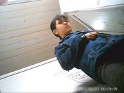 外站流出国内牛人潜入高校女厕近距离偷拍几个漂亮妹子的嫩穴