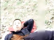 大白天两个社会小青年带2个妹子野外山坡下4P露脸直播轮番抽插这个干另一个去站岗大声呻吟也不怕路人听见对白淫荡