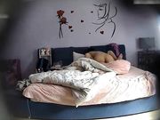 浪漫房年轻大学生情侣啪啪漂亮女友皮肤光滑身材非常SEX各种体位疯狂输出干完一炮美女玩J8主动骑上又干一炮