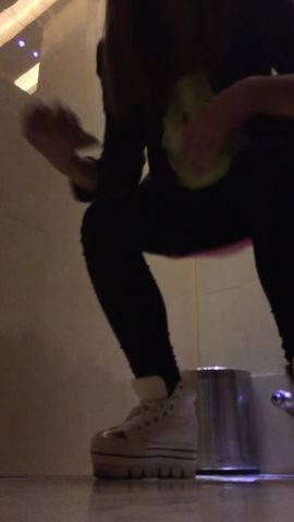 商城厕拍系列 大长腿的长发美女一个接着一个，不看后悔