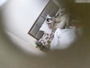 小旅馆偷拍中年男女偷情这少妇有点功夫一字马让男的插入花心后尖叫