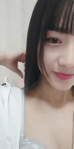 纯情少女骨子里骚，为了生活直播挣外快，露脸激情一多自慰激情插逼，浪叫呻吟想让哥哥干她第一弹