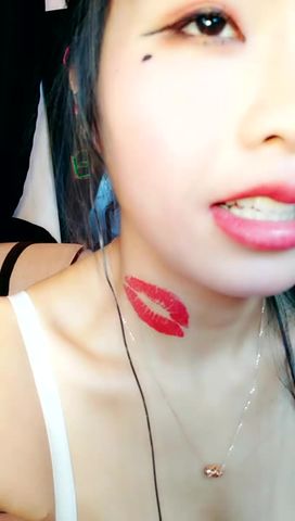 滴蜡诱惑甜允儿另类重口大秀主播，露脸白丝情趣道具激情虐阴爆菊，玩滴蜡灌肠直播喝尿，屁眼都喷水你见过吗