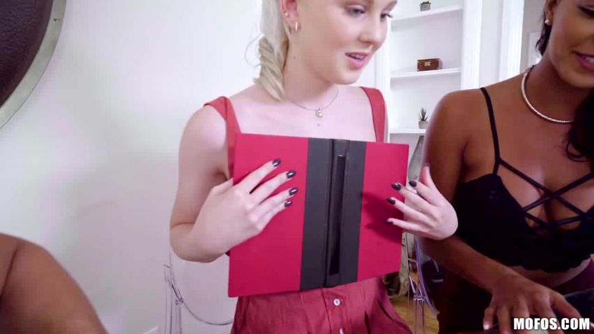 把白嫩闺蜜献给家教老师3P啪啪作品 高技术抽插两个美女叠加缠绵一炮双响好身材挡不住很冲动啊720P高清