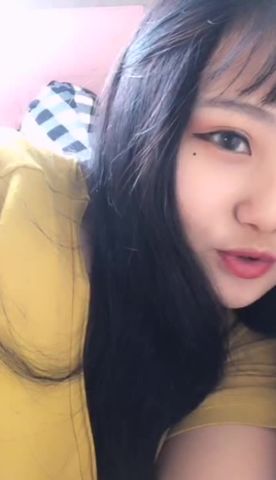 童颜巨乳新人主播谁家的十六第三弹露脸有点婴儿肥自慰激情，奶子很大长得很漂亮，手指扣逼淫声浪语真想干她