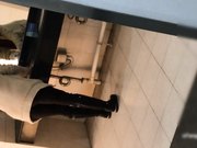 外站流出国内牛人潜入医学院女厕偷窥眼镜妹子的脚毛好多啊不看逼以为是男的