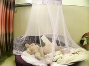 温馨房年轻情侣啪啪大战激情69式舔了半天经典体位玩一遍射完休息一下妹子主动上来吃J8女上位又干一炮淫叫给力