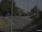 在野外与陌生男孩做爱的受伤少女