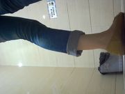 云上高清系列商场女厕全景牛仔裤妹子的内裤图案很养眼