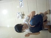 云上高清系列商场女厕全景牛仔裤妹子的内裤图案很养眼