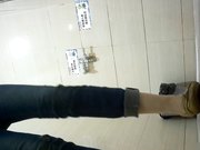 云上高清系列商场女厕全景牛仔裤妹子的内裤图案很养眼