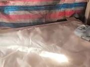 驱车回老家路上两兄弟到山上窝棚3P嫩妹