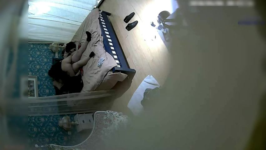 衣服还没脱就急着吃屌日了两炮