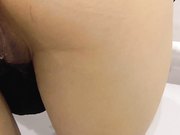 情侣国内酒店卫生间啪啪啪迷你裙黑丝高跟美眉被内射在蹲下看精液从阴道流出来1080P超清