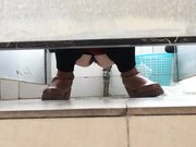 学院女厕偷拍穿靴子的妹子尿尿出来的轨迹像纯爷们