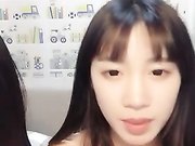 姐妹花暑假兼职表演全裸大秀美乳紧逼