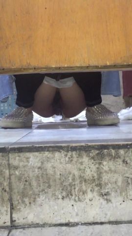 偷拍妹子貌似很累门没关睡着了