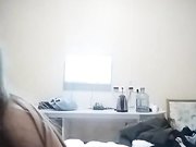 纹身小姐姐撅着屁股抠逼给你看