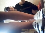 某站最新流出女厕偷放摄像头偷拍年轻美眉嘘嘘耐克鞋妹子不停打电话