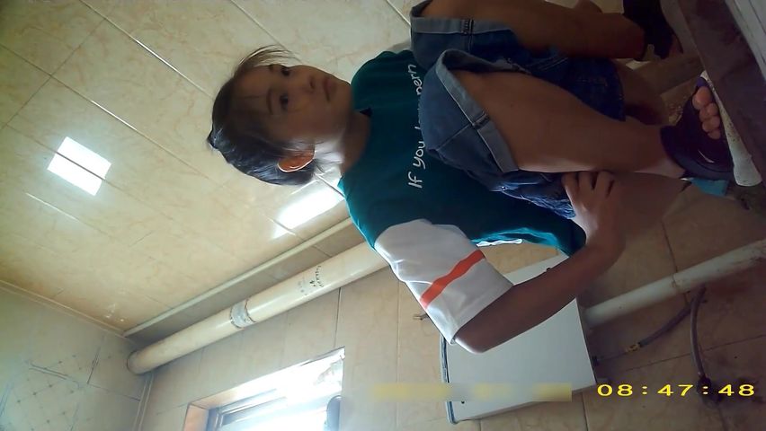 某站最新流出女厕偷放摄像头偷拍年轻美眉嘘嘘耐克鞋妹子不停打电话