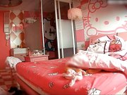 貌似刚结婚的漂亮美女和老公外地旅游住酒店啪啪被偷拍,原来小伙喜欢从屁股后面操,美女叫的又骚又淫荡