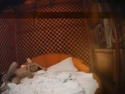 特色情趣酒店家境不错的四眼仔买来情趣用具和女友玩SM把她折磨的够呛大声嚎叫