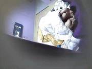 小旅馆偷拍和单位骚妇女同事开房骑在上面疯狂摇小一点的床都要被她摇塌了