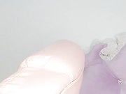 半老徐娘想入非非露脸情趣装，一多紫薇大秀，尿尿特写道具抽插，诱惑哥哥挣钱生活费也不容易