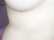 半老徐娘想入非非露脸情趣装，一多紫薇大秀，尿尿特写道具抽插，诱惑哥哥挣钱生活费也不容易