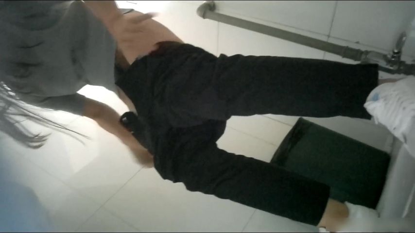 盗拍网站流出医院女厕尾随露脸偷拍穿拖鞋妹子在想什么一脸愁容