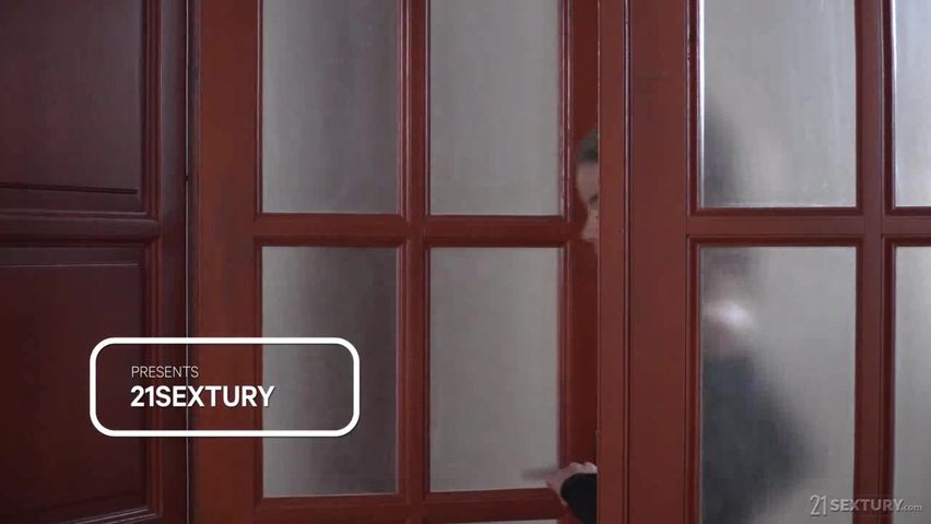 在办公室被大鸡巴教训的小女人