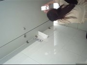 某站流出医院尾随几个妹子进女厕偷窥眼镜美眉下面毛多又黑真想伸手进去摸一把