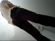 某站流出医院尾随几个妹子进女厕偷窥眼镜美眉下面毛多又黑真想伸手进去摸一把