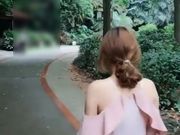 感美女公园游玩时被好色男搭讪挑逗后在凉亭啪啪