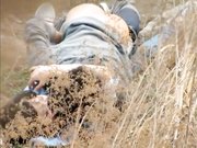 网曝不雅门事件西安桃花潭公园两学生情侣荒草掩护席地野战