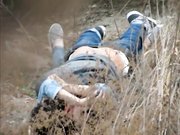 网曝不雅门事件西安桃花潭公园两学生情侣荒草掩护席地野战