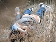 网曝不雅门事件西安桃花潭公园两学生情侣荒草掩护席地野战