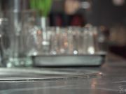 诱惑调酒师用他又大又硬的鸡巴钻她的小屁眼