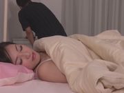 趁她睡觉跟她来一发