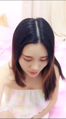 性感网红美女下楼取快递时故意找借口把快递员骗到房间引诱日她