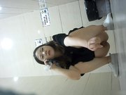 某站最新流出商场全景女厕偷拍红内裤美眉一边看手机一边擦逼最后闻闻擦完逼的卫生纸