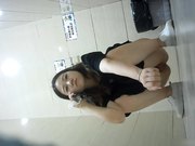 某站最新流出商场全景女厕偷拍红内裤美眉一边看手机一边擦逼最后闻闻擦完逼的卫生纸