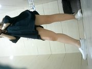 某站最新流出商场全景女厕偷拍红内裤美眉一边看手机一边擦逼最后闻闻擦完逼的卫生纸